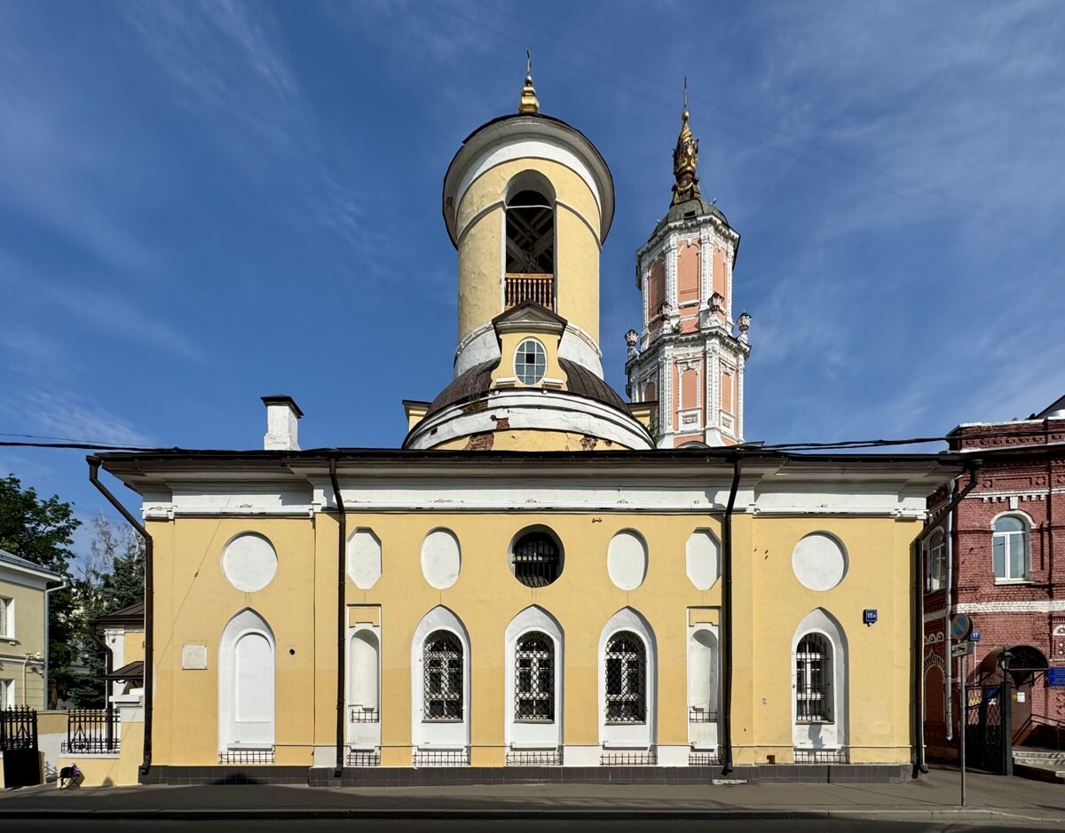 Церковь Феодора Стратилата, Басманный (Центральный административный округ (ЦАО), г. Москва). фасады, Южный фасад, позади Меншикова башня