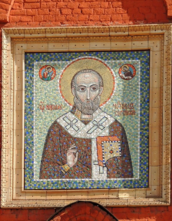 Бывший Никольский единоверческий монастырь. Колокольня, Преображенское (Восточный административный округ (ВАО), г. Москва). архитектурные детали, Мозаичный образ Николая Чудотворца на западном фасаде колокольни.