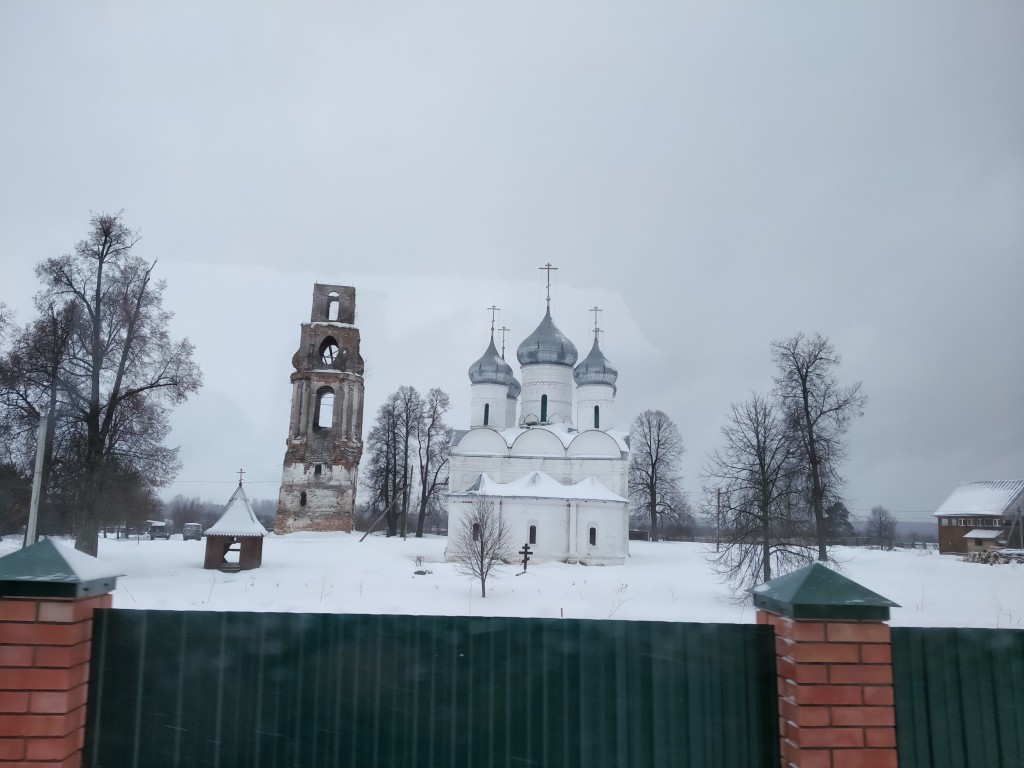 Спасо-Преображенский Геннадиев монастырь, Слобода (Любимский район, Ярославская область). общий вид в ландшафте