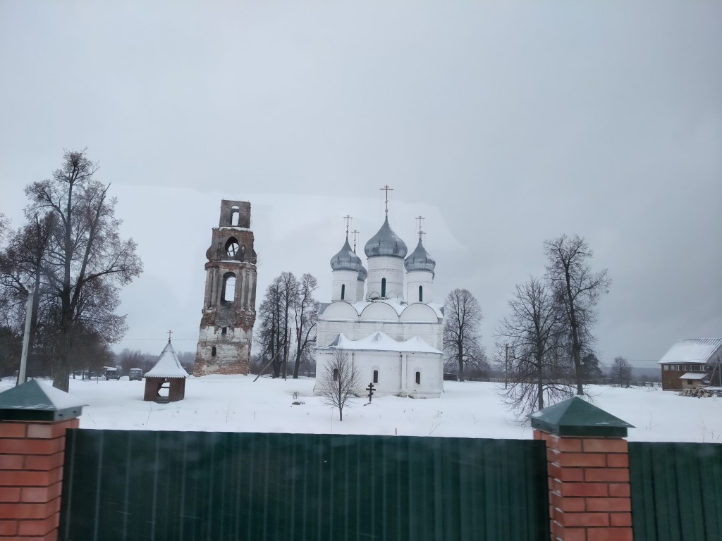 Слобода. Спасо-Преображенский Геннадиев монастырь. общий вид в ландшафте