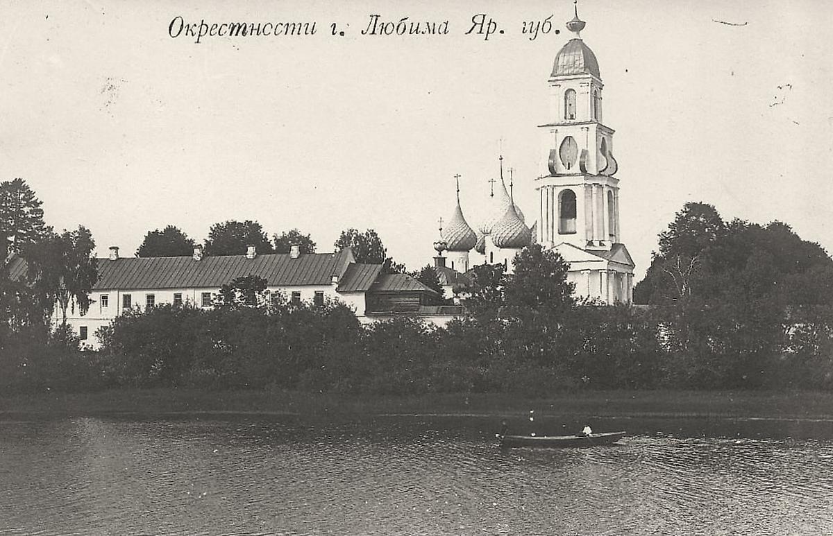 Тиражная почтовая фотокарточка с видом Спасо-Геннадиева монастыря со стороны реки. Приблизительная датировка: 1910-1914 гг., архивная фотография. Спасо-Преображенский Геннадиев монастырь, Слобода (Любимский район, Ярославская область)