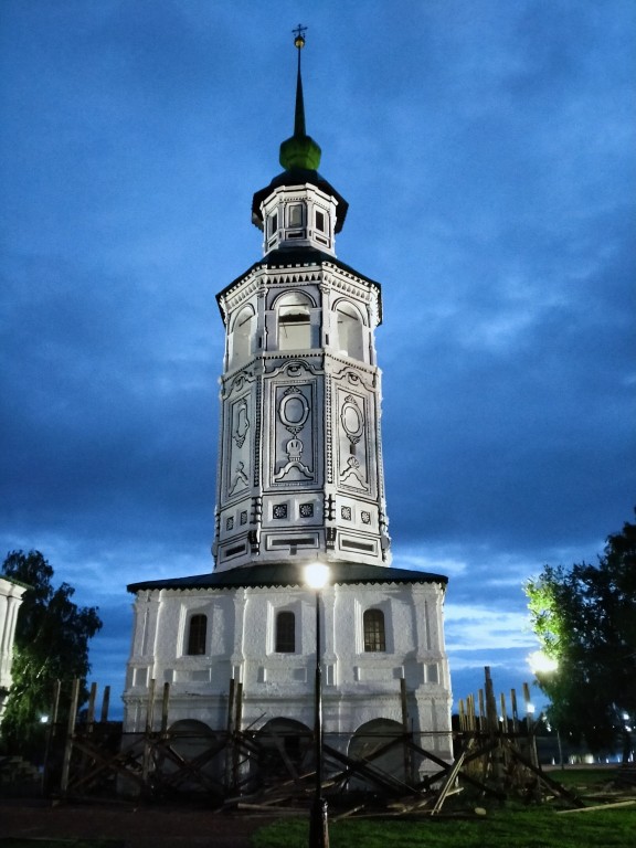 Великий Устюг. Церковь Николая Чудотворца. фасады, в ночной подсветке