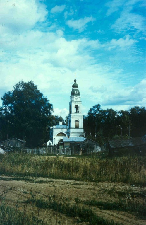 Церковь Успения Пресвятой Богородицы, Закобякино (Любимский район, Ярославская область). общий вид в ландшафте