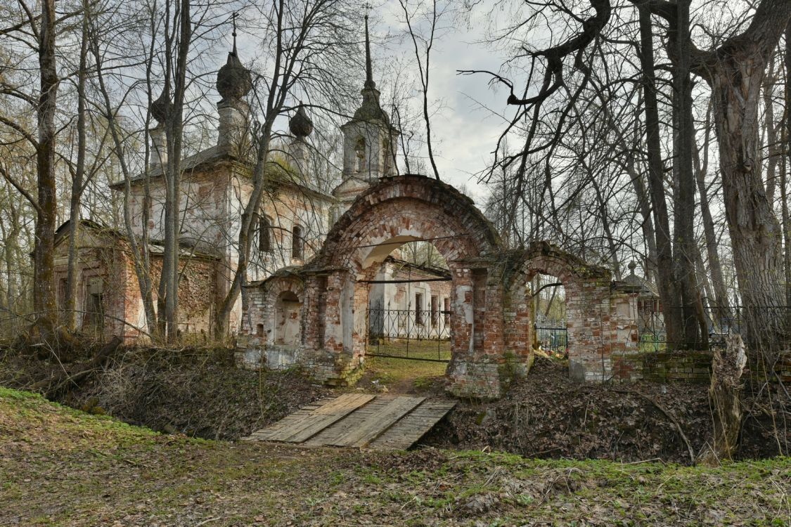 Церковь Воскресения Словущего, Раслово-Монастырское (погост Воскресенский на Горках) (Любимский район, Ярославская область). общий вид в ландшафте, Общий вид с северо-востока. На переднем плане - ворота церковной ограды.