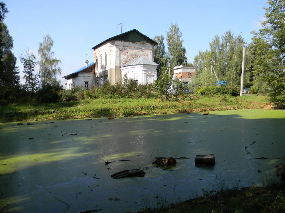 Пречистое. Церковь Успения Пресвятой Богородицы. общий вид в ландшафте