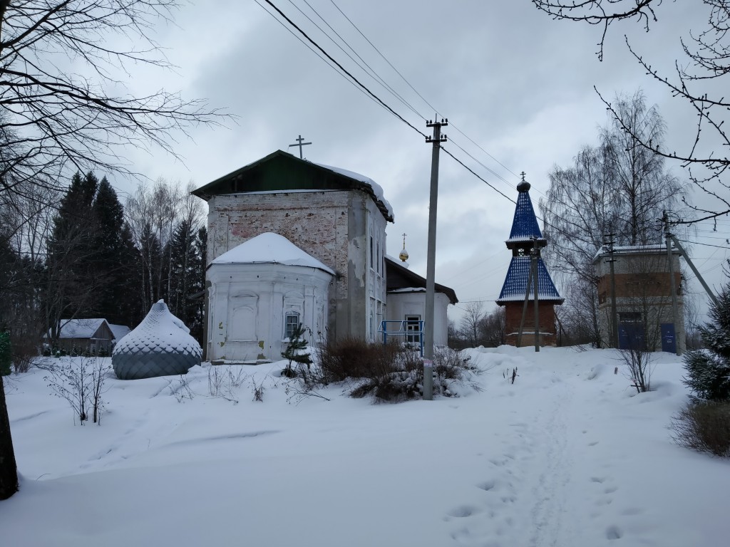 Пречистое. Церковь Успения Пресвятой Богородицы. общий вид в ландшафте