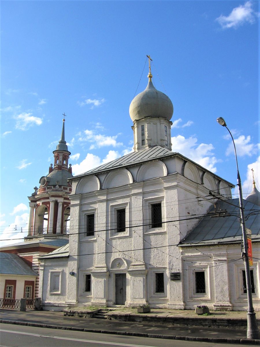 Церковь Максима Исповедника (Максима Блаженного) на Варварке, Тверской (Центральный административный округ (ЦАО), г. Москва). общий вид в ландшафте, Вид с улицы Варварки