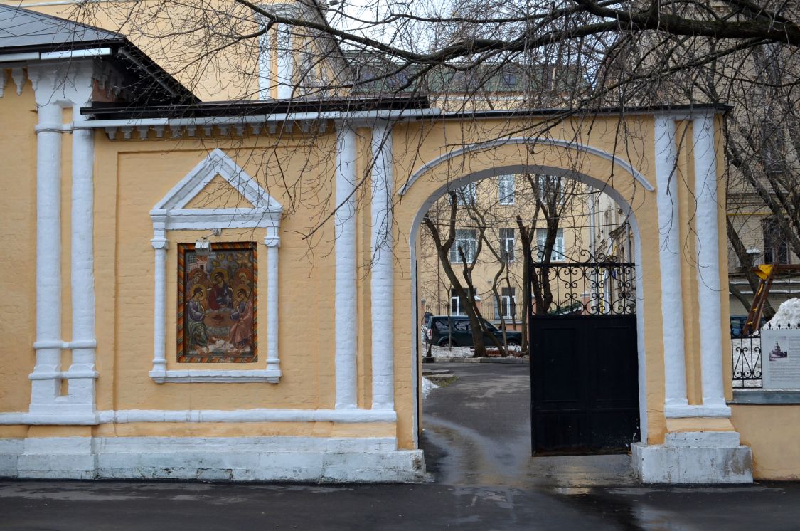 Церковь Троицы Живоначальной в Хохлах, Басманный (Центральный административный округ (ЦАО), г. Москва). архитектурные детали, Западные ворота храма