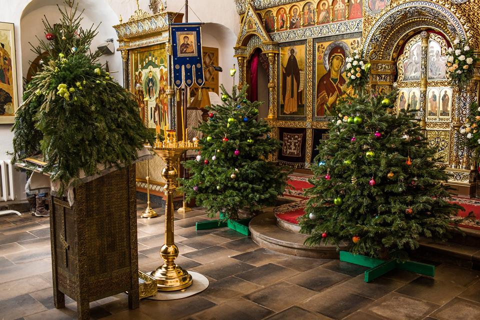 Храм живоначальной троицы в хохлах сайт. Храм Троицы Живоначальной в хохлах. Храм Святой Троицы в хохлах в Москве. Троицкий храм Троицкая Истра убранство храма. Храм Живоначальной Троицы Рождество.