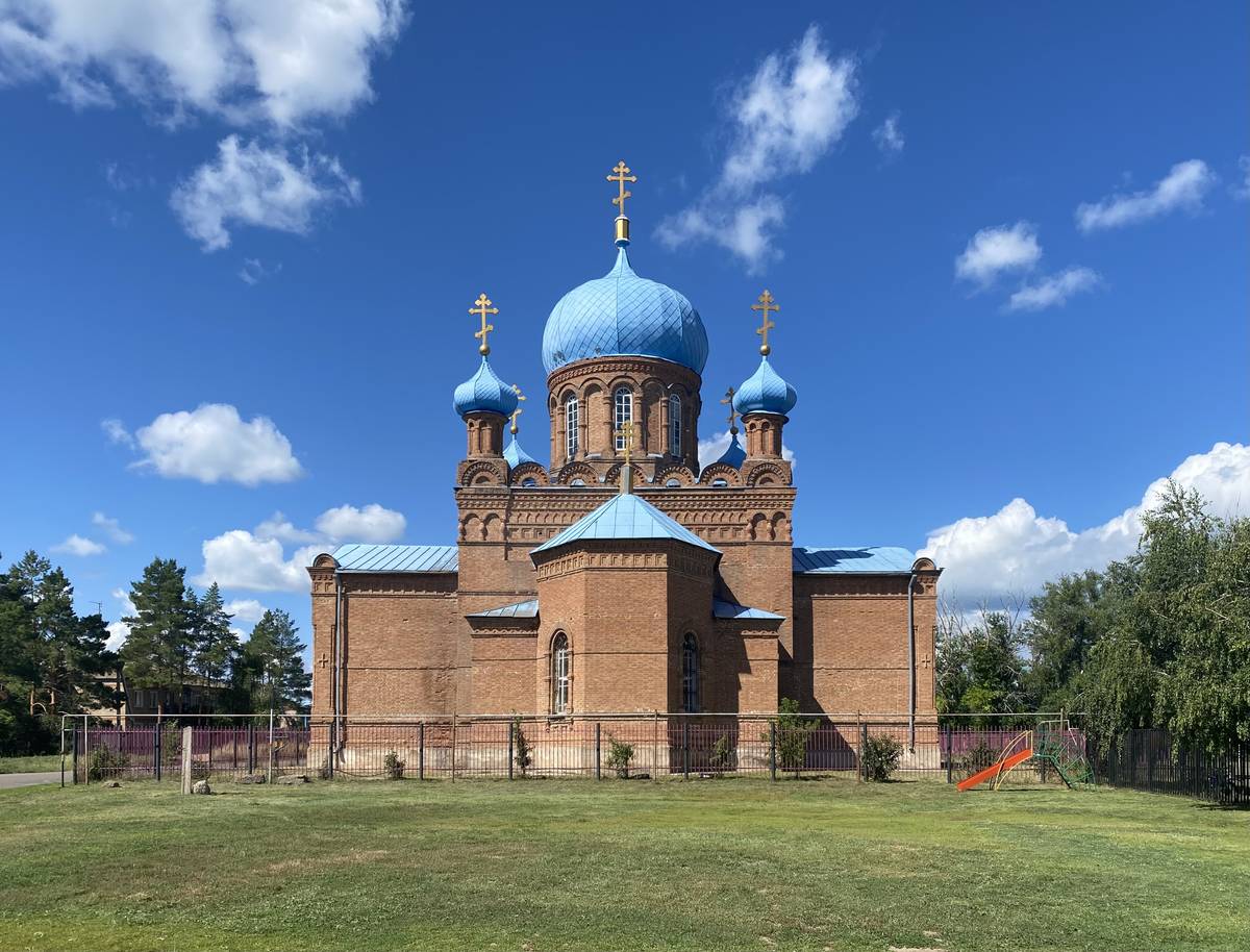 Вид с востока, фасады. Церковь Покрова Пресвятой Богородицы, Краснохолм (Оренбург, город, Оренбургская область)