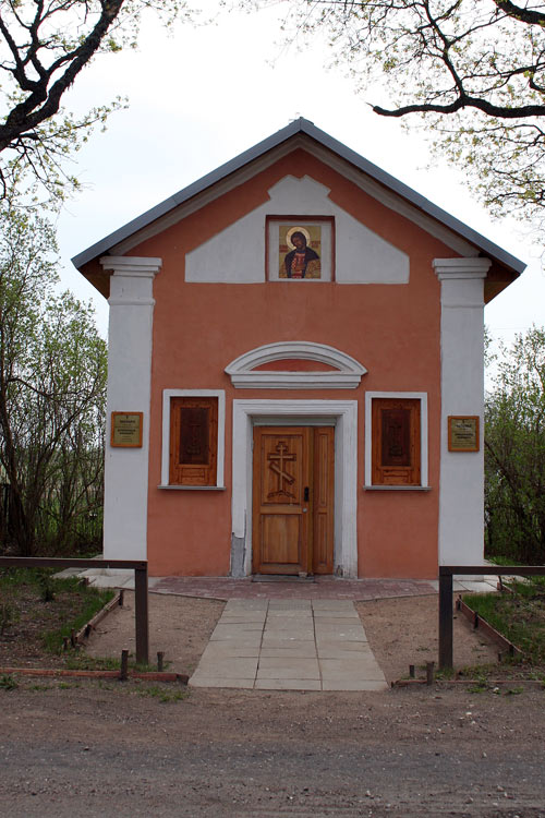 Часовня Александра Невского, Репьи (Лужский район, Ленинградская область). общий вид в ландшафте, Вид с дороги