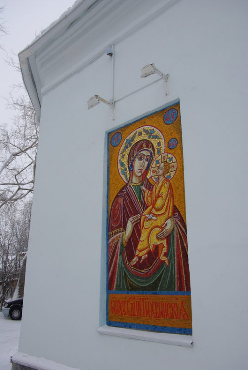 Собор Благовещения Пресвятой Богородицы, Кола (Кольский район, Мурманская область). архитектурные детали, Мозаичный образ Тихвинской Божией Матери на внешней стене храма