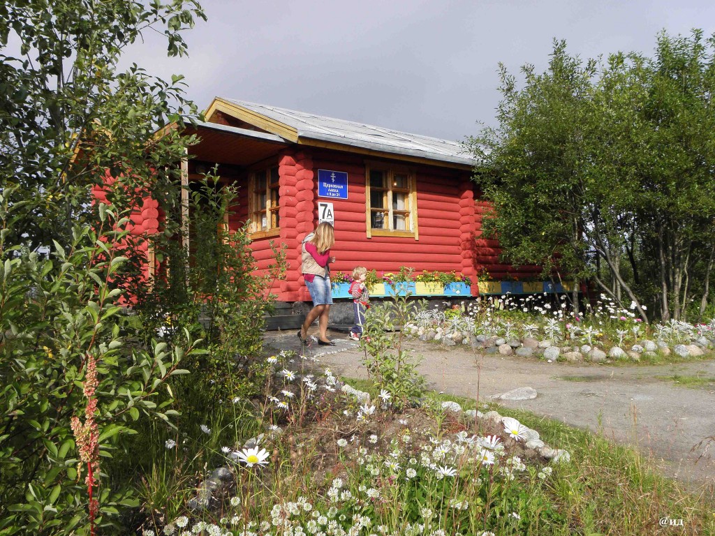 Церковь Всех Святых в Восточном (каменная), Мурманск (Мурманск, город, Мурманская область). дополнительная информация, Мурманск. Территория храма Всех Святых. Церковная лавка.