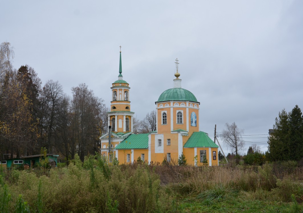 Церковь Спаса Преображения, Славный (Торжокский район и г. Торжок, Тверская область). общий вид в ландшафте
