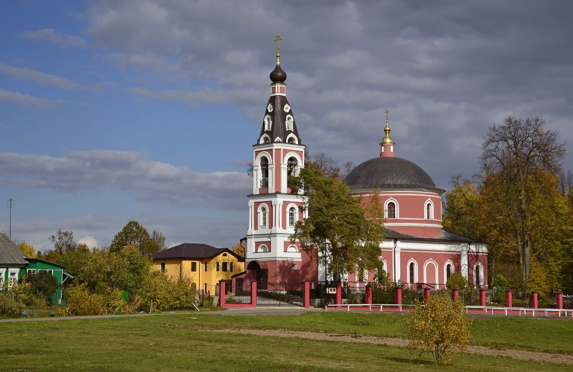 Белоусово. Церковь Михаила Архангела. общий вид в ландшафте