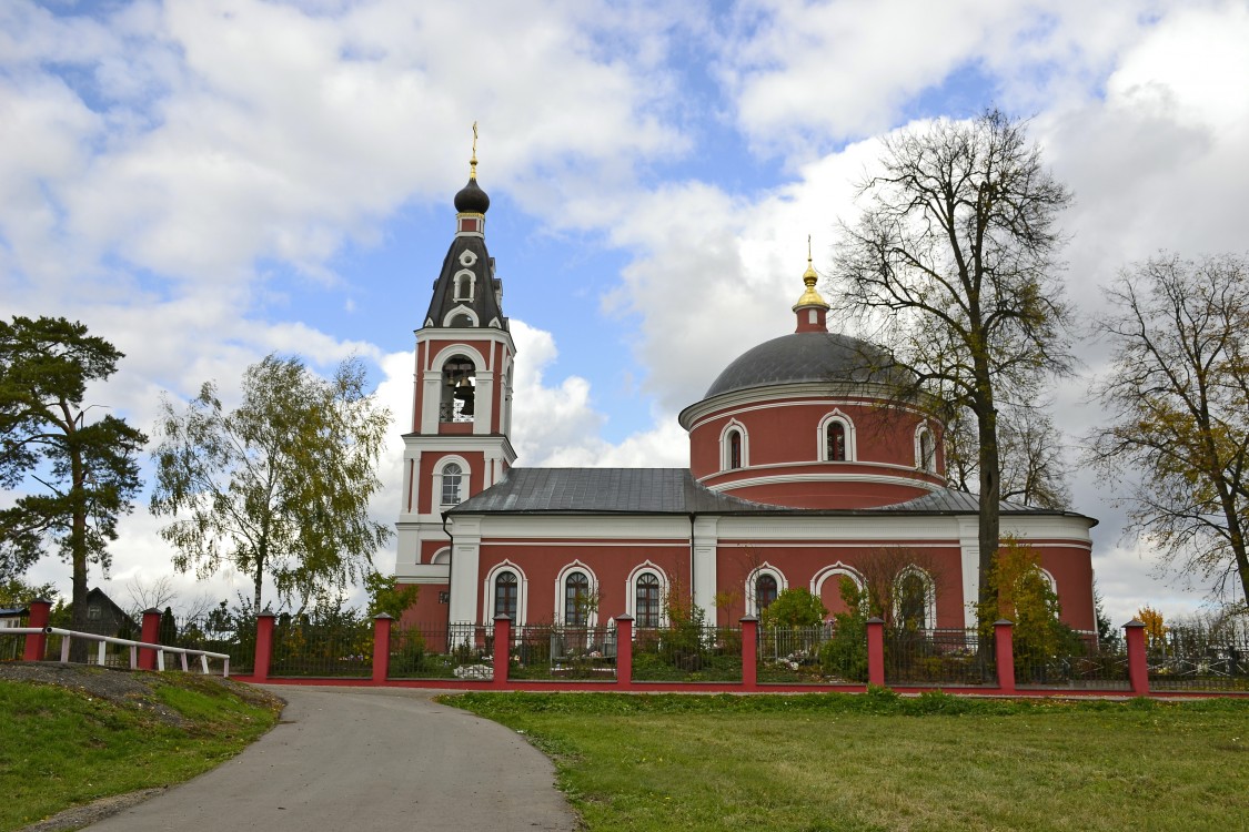 Церковь Михаила Архангела, Белоусово (Троицкий административный округ (ТАО), г. Москва). общий вид в ландшафте
