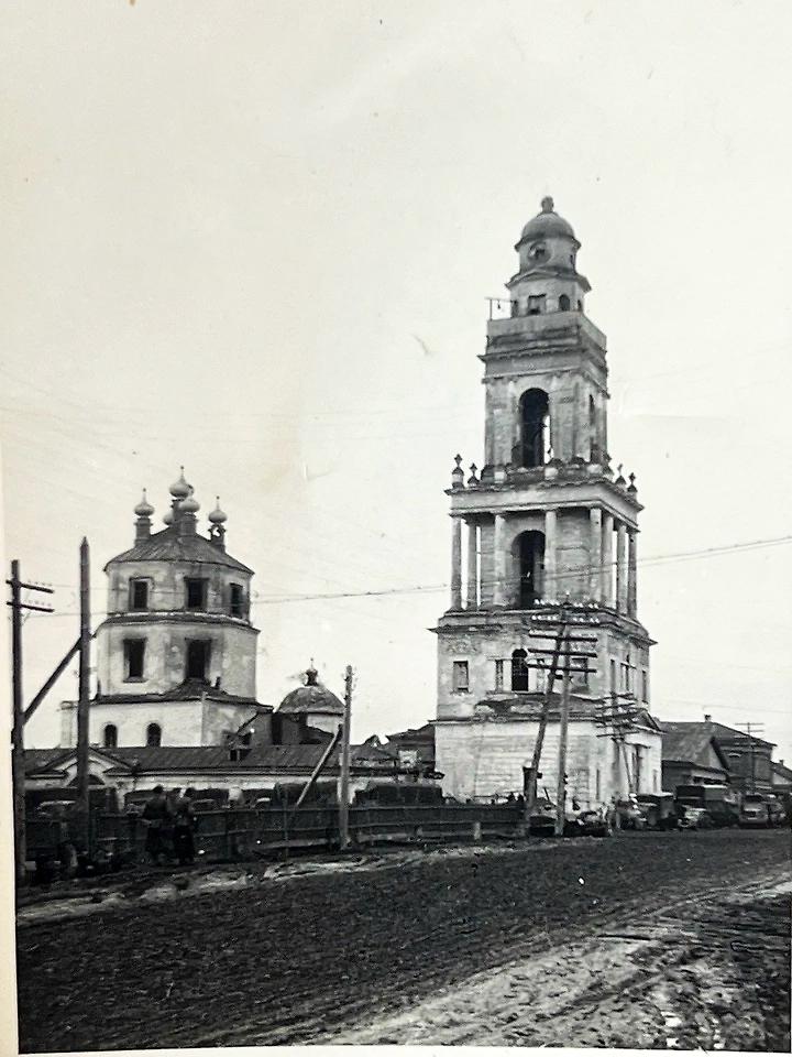 Вид на храм с дороги. Фото 1941 г. с аукциона e-bay.de, архивная фотография. Церковь Казанской иконы Божией Матери, Гагарин (Гагаринский район, Смоленская область)