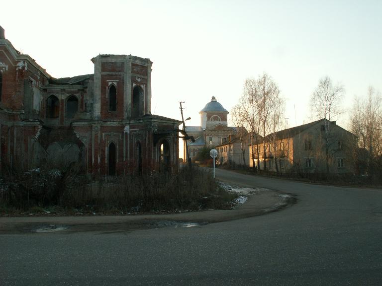 Церковь Успения Пресвятой Богородицы, Пречистое (Гагаринский район, Смоленская область). дополнительная информация, Вид на церковь от развалин усадьбы Голицыных-Муромцевых.