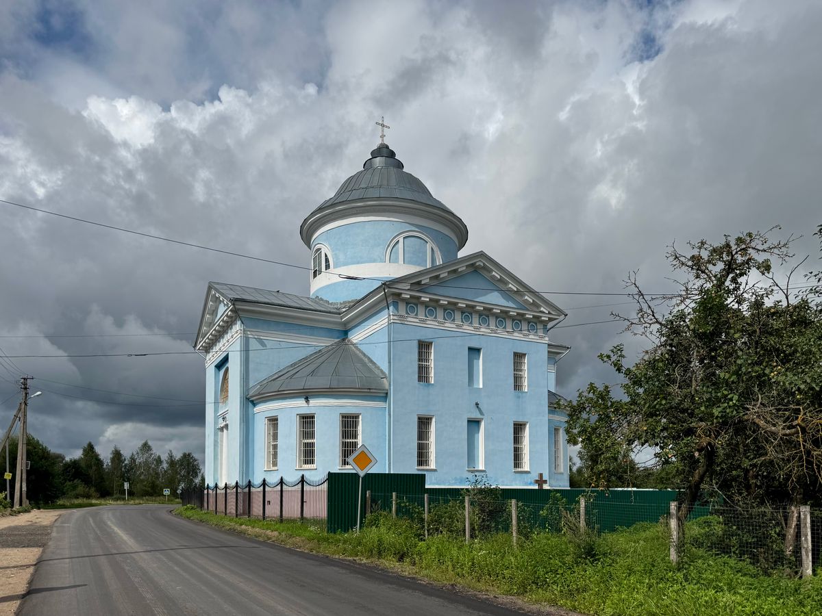 Вид с востока от усадьбы, общий вид в ландшафте. Церковь Успения Пресвятой Богородицы, Пречистое (Гагаринский район, Смоленская область)