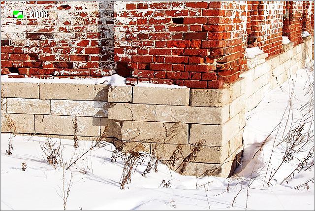 Церковь Благовещения Пресвятой Богородицы, Великово (Ковровский район и г. Ковров, Владимирская область). архитектурные детали, Белокаменные цоколя трапезной с приделами