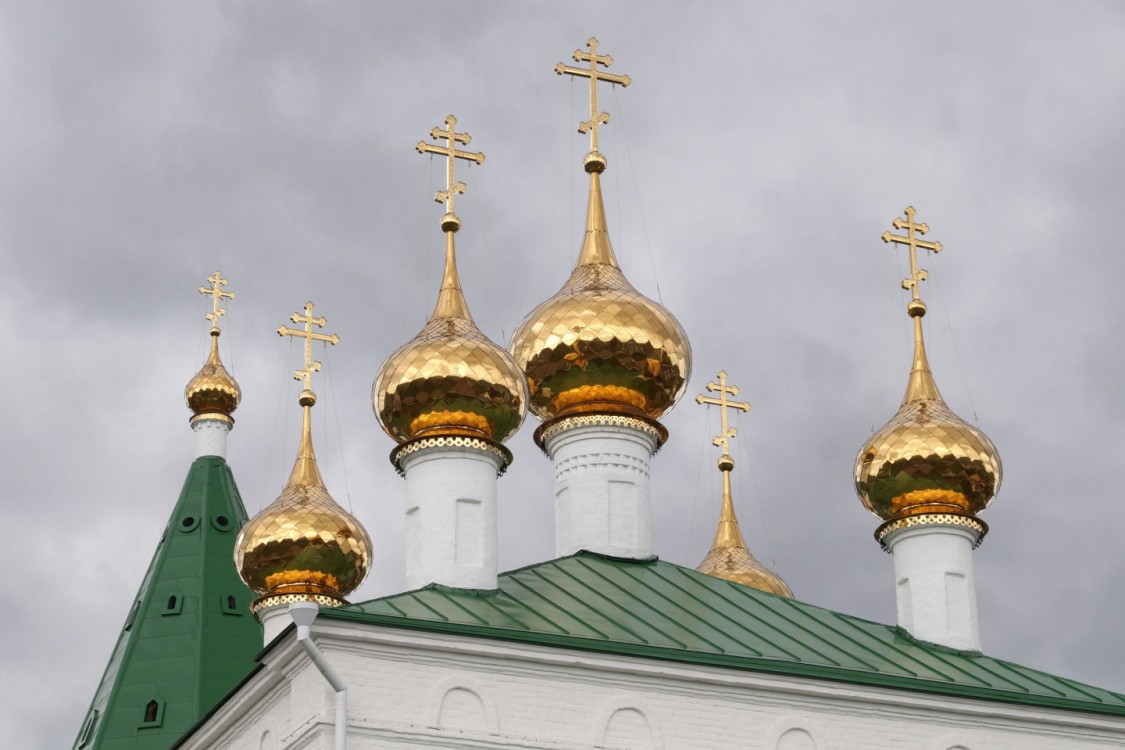 Церковь Благовещения Пресвятой Богородицы, Великово (Ковровский район и г. Ковров, Владимирская область). архитектурные детали, Новые завершения с покрытием из нержавеющей стали с напылением нитрида титана
