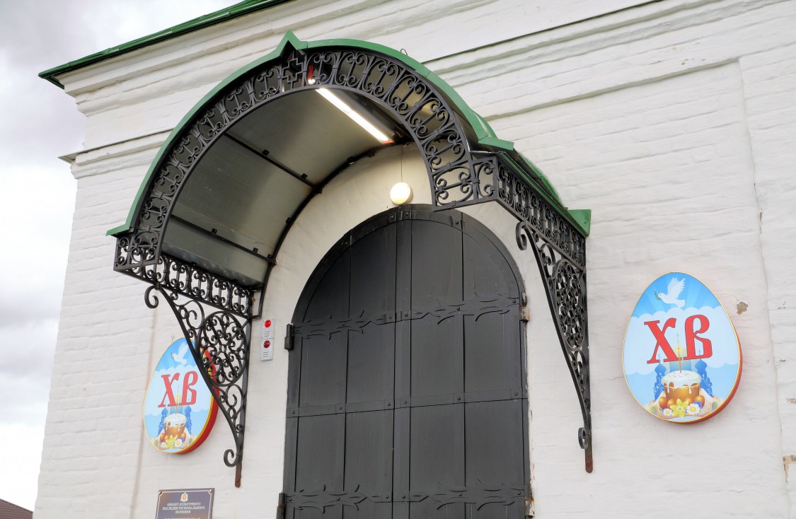 Церковь Благовещения Пресвятой Богородицы, Великово (Ковровский район и г. Ковров, Владимирская область). архитектурные детали, Современный ковано-сварной навес со светодиодной подсветкой над западным крыльцом