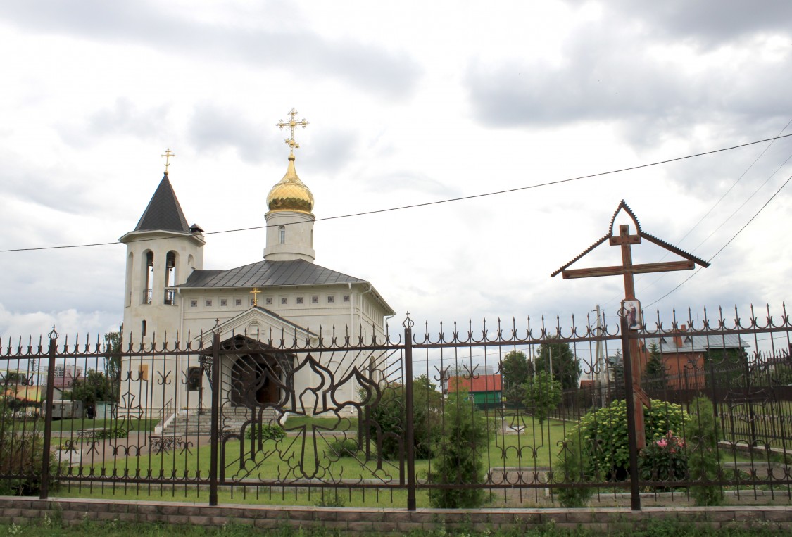 Церковь Благовещения Пресвятой Богородицы, Ковров (Ковровский район и г. Ковров, Владимирская область). общий вид в ландшафте, Западная часть ограды. На первом плане поклонный крест