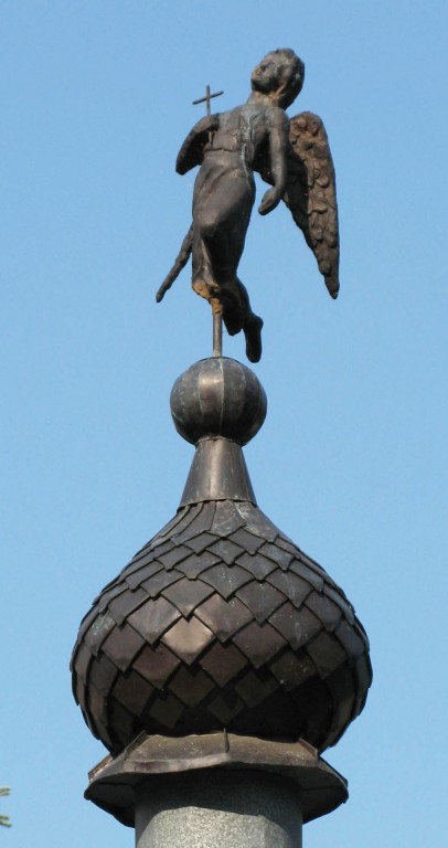 Юрино. Церковь Михаила Архангела. дополнительная информация, Ангел хранитель на одной их угловых башен ограды церкви