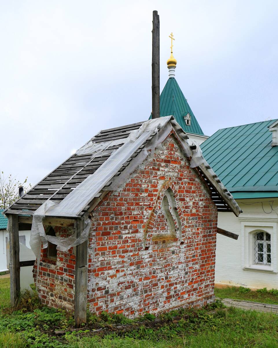 Николаевский Амвросиев Дудин монастырь, Тетерюгино (Богородский район, Нижегородская область). дополнительная информация, Надкладезная часовня (руины)
