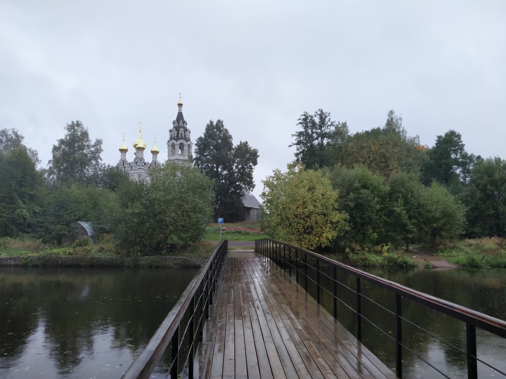 Церковь Троицы Живоначальной, Драчёво (Мытищинский городской округ и гг. Долгопрудный, Лобня, Московская область). общий вид в ландшафте