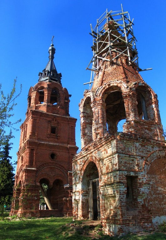 Григорово. Церковь Казанской иконы Божией Матери. фасады, Две колокольни церкви: справа - старая, слева - отдельностоящая