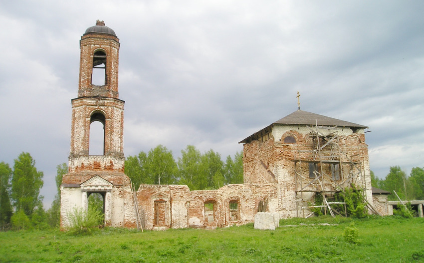 Спасское. Спасский-Раифский-Кезовский женский монастырь. Церковь Происхождения Честных Древ Креста Господня. общий вид в ландшафте