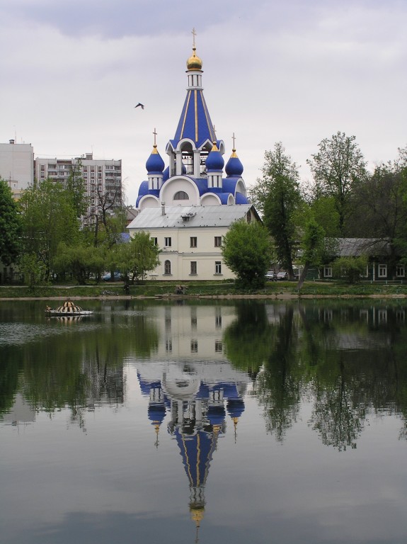 Королёв. Церковь Рождества Пресвятой Богородицы в Костине (новая). общий вид в ландшафте