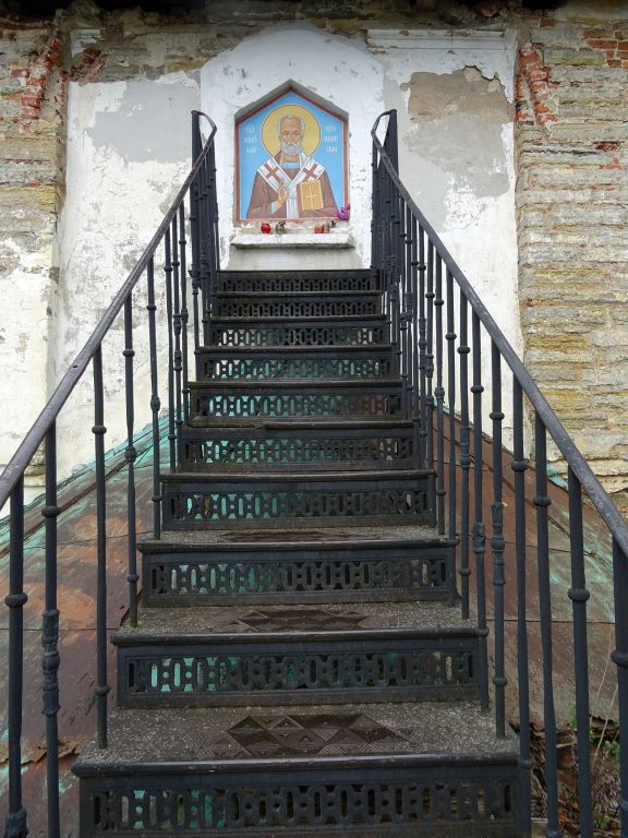 Собор Николая Чудотворца быв. Николо-Медведского монастыря, Новая Ладога (Волховский район, Ленинградская область). архитектурные детали, Всход к иконе