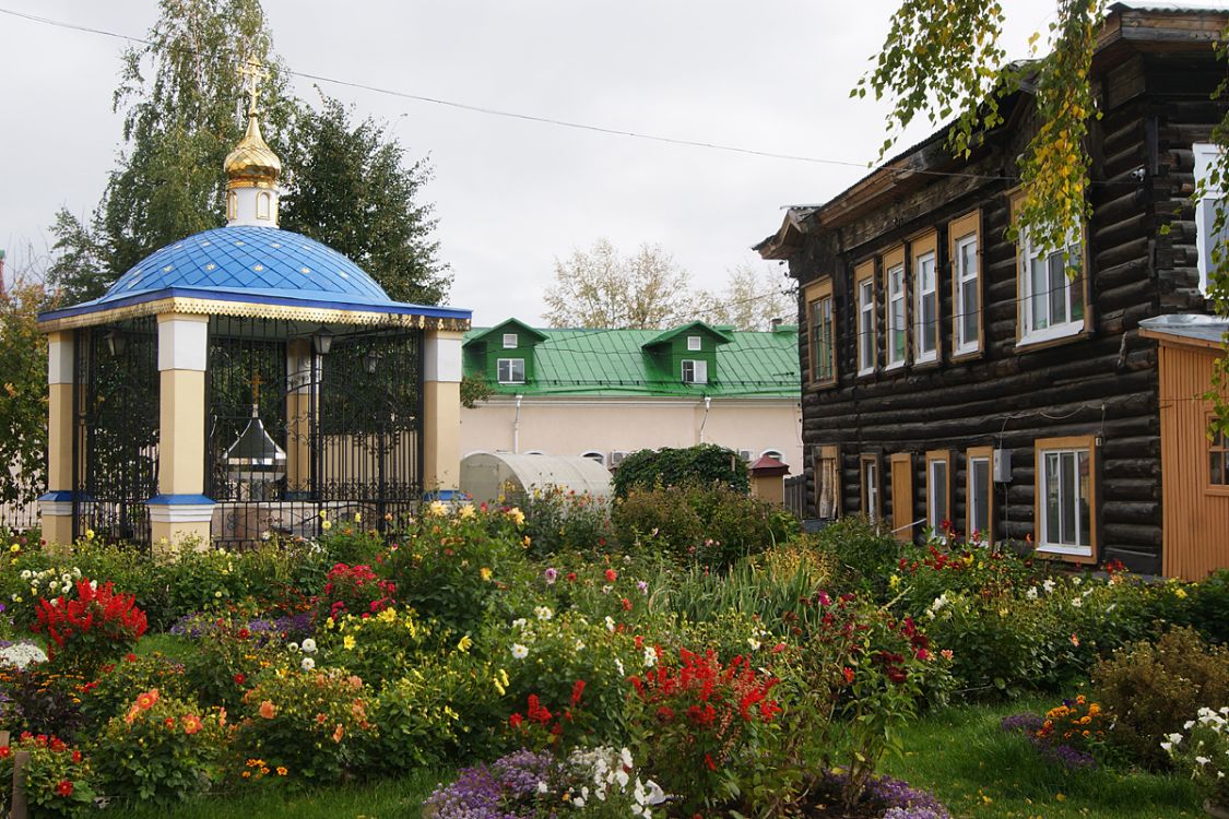 Церковь Воскресения Христова, Томск (Томск, город, Томская область). дополнительная информация, Во дворике возле церкви