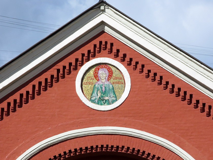 Покровский женский монастырь, Таганский (Центральный административный округ (ЦАО), г. Москва). архитектурные детали, Образ святой блаженной Матроны Московской на входных воротах Покровского женского монастыря.