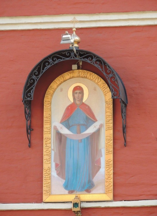 Покровский женский монастырь, Таганский (Центральный административный округ (ЦАО), г. Москва). дополнительная информация, Покров Пресвятой Богородицы - икона на наружной стене Покровского женского монастыря в Москве.