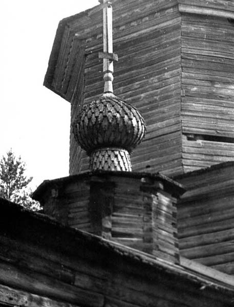 Церковь Рождества Христова, Большая Шалга, урочище (Каргопольский район, Архангельская область). архивная фотография, Главка трапезной (в настоящее время находится с западной стороны церкви на земле). Фотография 1970-80-х годов из Паспорта объекта культурного наследия 