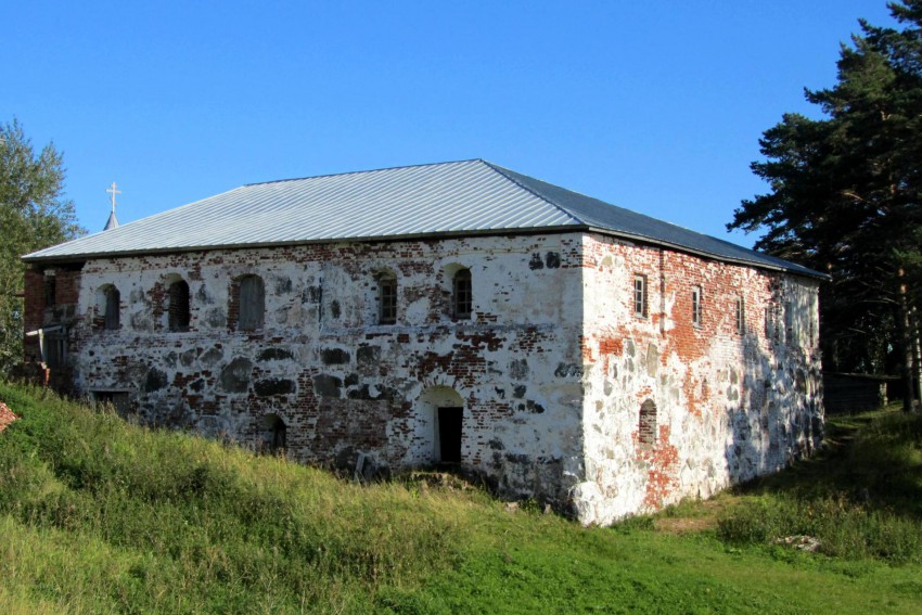 Кийский Крестный монастырь, Кий-остров (Онежский район, Архангельская область). фасады, келейный корпус над погребами, вид с северо-запада