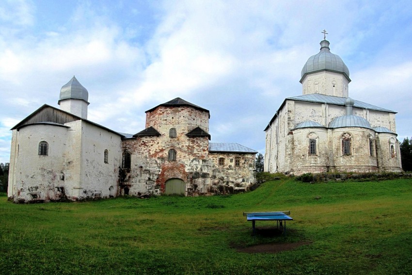 Кийский Крестный монастырь, Кий-остров (Онежский район, Архангельская область). фасады, Слева направо: Богородицерождественская церковь, колокольня, Крестовоздвиженский собор. Панорама, вид с востока.