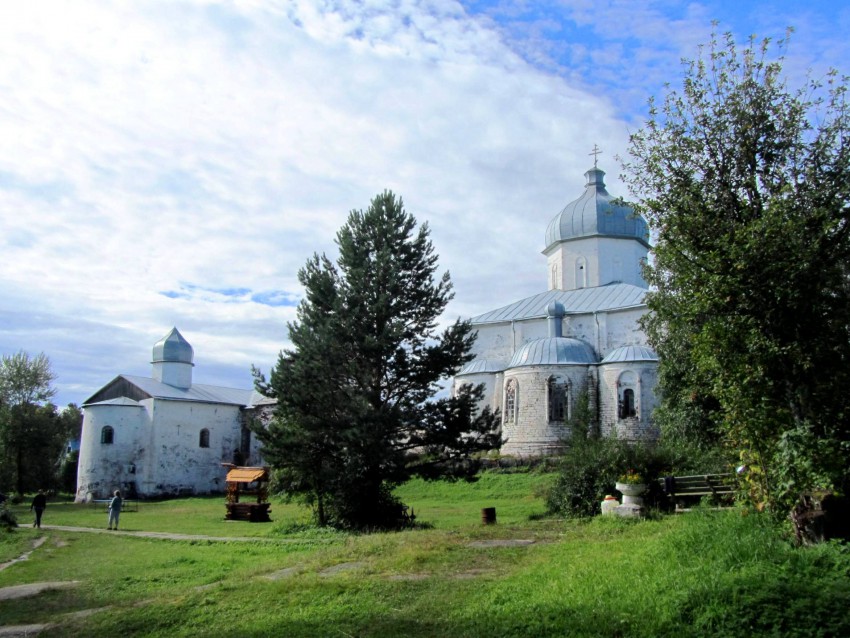 Кийский Крестный монастырь, Кий-остров (Онежский район, Архангельская область). фасады, Слева Богородицерождественская церковь, справа - Крестовоздвиженский собор.