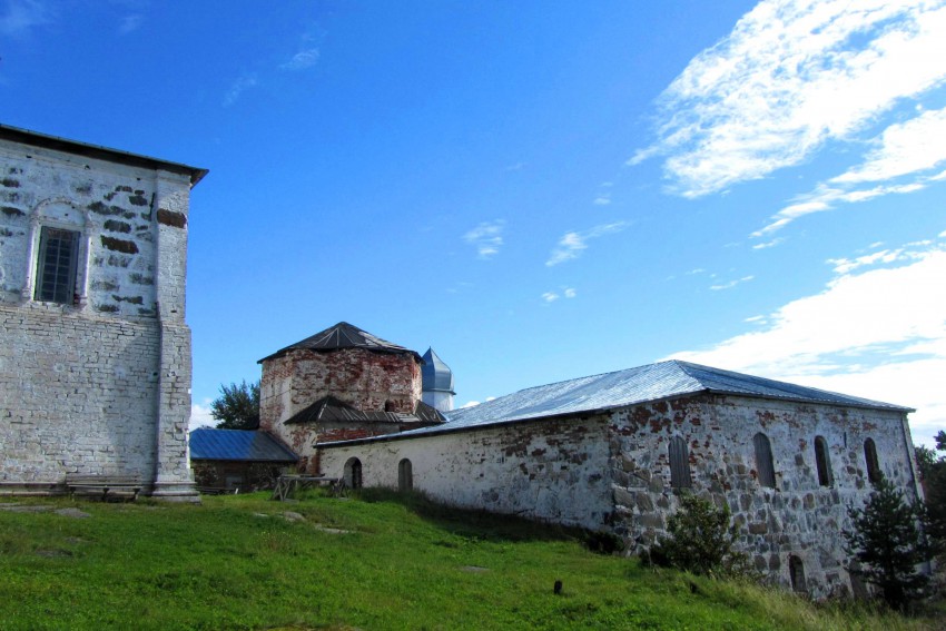 Кийский Крестный монастырь, Кий-остров (Онежский район, Архангельская область). фасады, Вид с северо-запада. Слева направо: угол Крестовоздвиженского собора, колокольня, Богородицерождественская церковь.