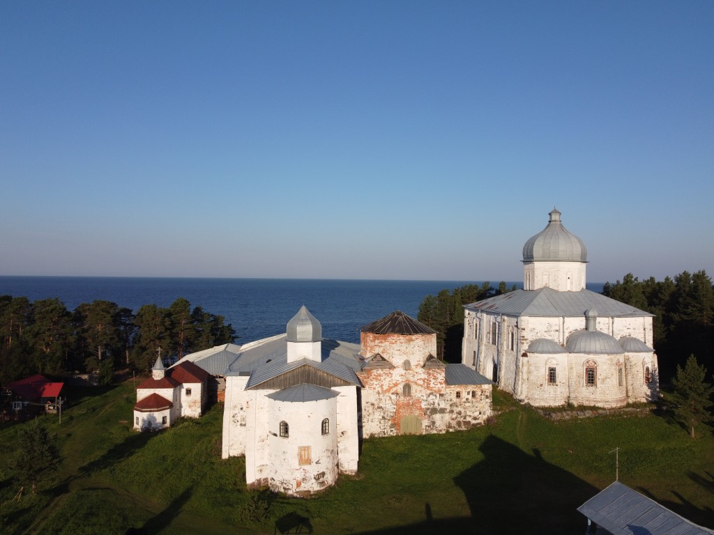 Кий-остров. Кийский Крестный монастырь. общий вид в ландшафте