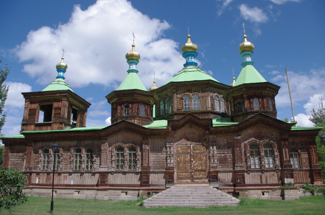 Каракол. Церковь Троицы Живоначальной. фасады