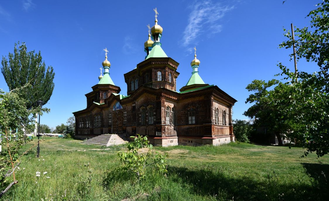 Церковь Троицы Живоначальной, Каракол (Кыргызстан, Прочие страны). общий вид в ландшафте, Вид с юго-восточной стороны