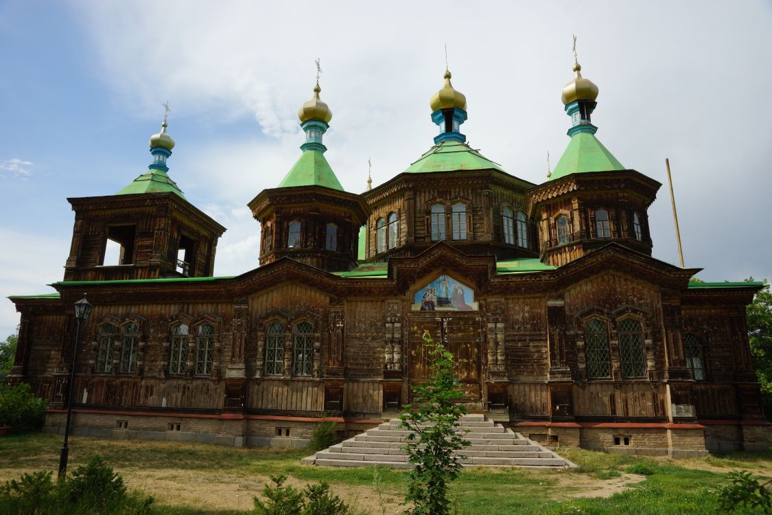 Каракол. Церковь Троицы Живоначальной. фасады, Вид с южной стороны