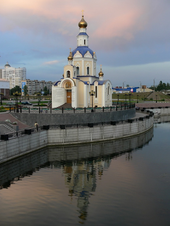 Белгород. Церковь Гавриила Архангела при Государственном университете. общий вид в ландшафте