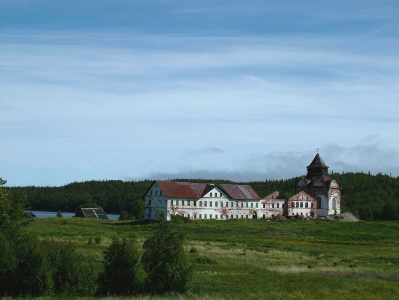 Анзерский, остров. Спасо-Преображенский Соловецкий монастырь. Троицкий скит. общий вид в ландшафте, Вид на храмово-келейный корпус с юго-запада. 