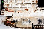 Церковь Воскресения Христова, Южный фасад трапезной. Угол цоколя с закладными памятными камнями<br>, Старинский Погост, Судогодский район, Владимирская область