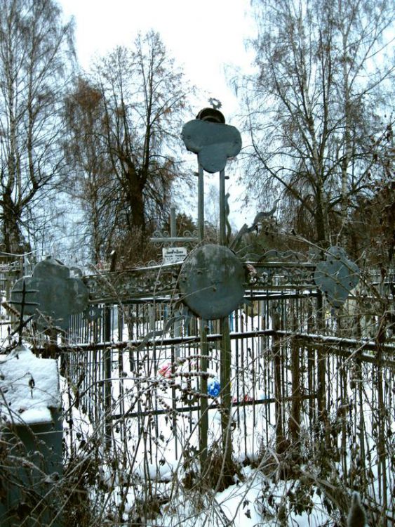 Церковь Воскресения Христова, Старинский Погост (Судогодский район, Владимирская область). дополнительная информация, ажурный металлический крест-это все что осталось от деревянного храма ,предшественника каменной церкви